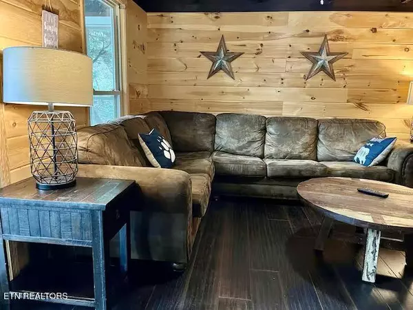 823 Foothills DR, Gatlinburg, TN 37738