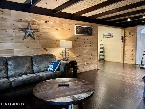 823 Foothills DR, Gatlinburg, TN 37738