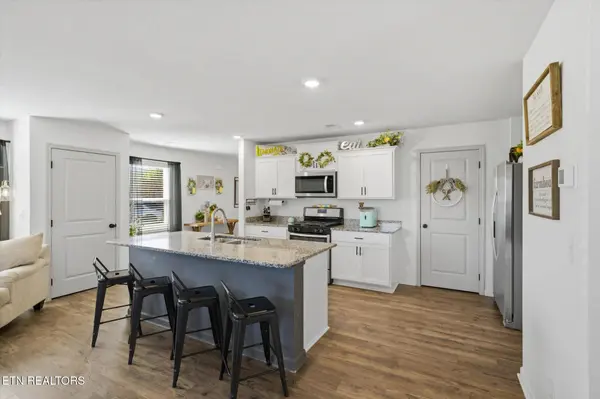 889 Old Towne Loop DR, Seymour, TN 37865