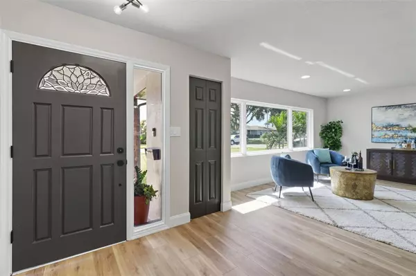 7000 GREENBRIER DR, Seminole, FL 33777