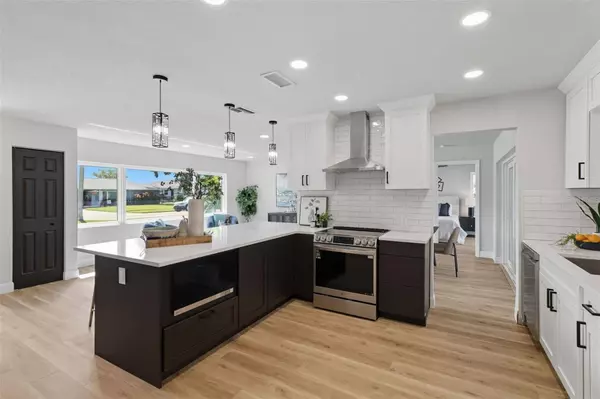 7000 GREENBRIER DR, Seminole, FL 33777