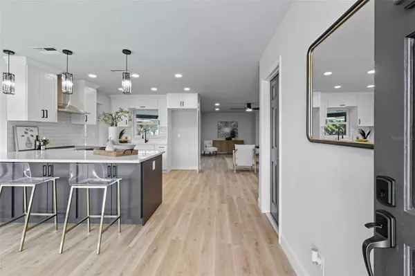 7000 GREENBRIER DR, Seminole, FL 33777