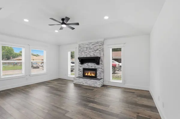 4002 Montego DR, Baytown, TX 77521