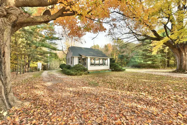 10446 N 42nd Street, Hickory Corners, MI 49060