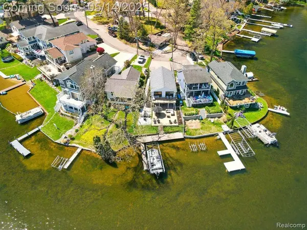 807 PINE TREE Road W, Orion Twp, MI 48362