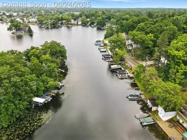 481 Heights Road, Lake Orion Vlg, MI 48362