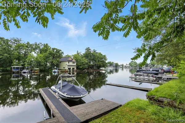 481 Heights Road, Lake Orion Vlg, MI 48362