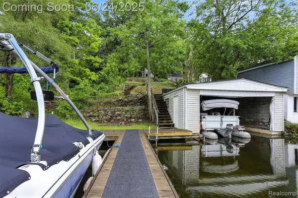 481 Heights Road, Lake Orion Vlg, MI 48362