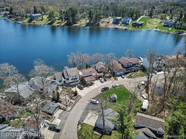 423 Shady Oaks ST, Orion Charter Township, MI 48362