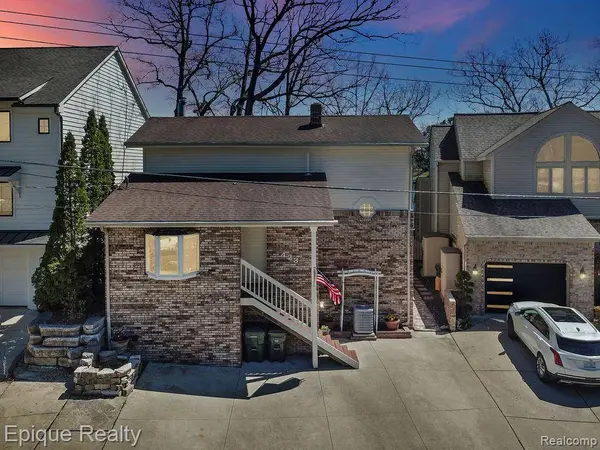 423 Shady Oaks ST, Orion Charter Township, MI 48362