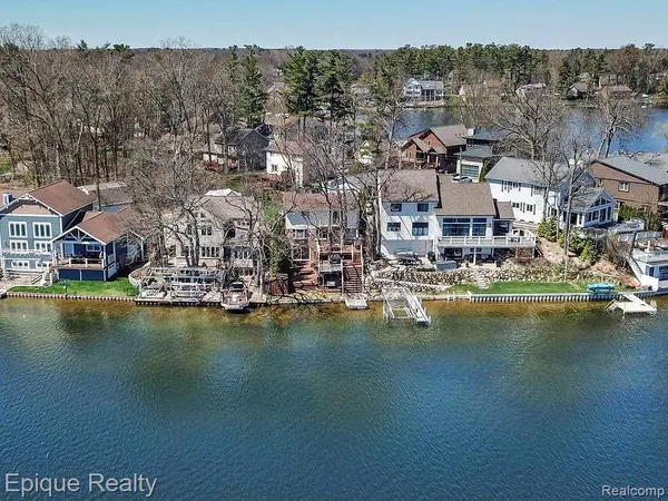 423 Shady Oaks ST, Orion Charter Township, MI 48362