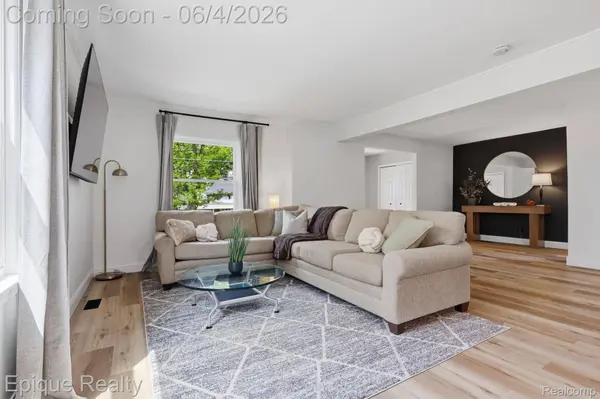 72 N North Shore DR, Lake Orion Village, MI 48362