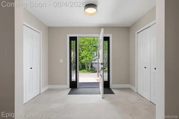 72 N North Shore DR, Lake Orion Village, MI 48362