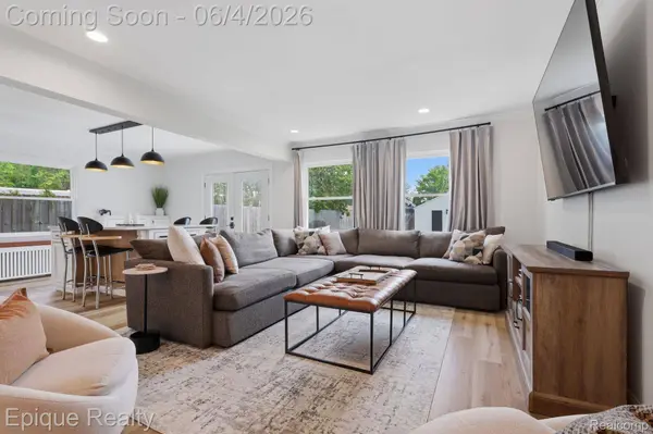 72 N North Shore DR, Lake Orion Village, MI 48362