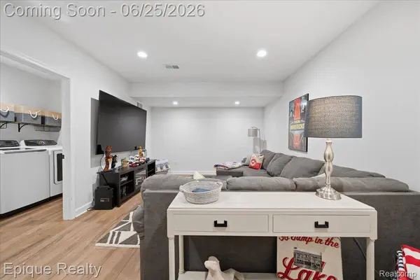 114 Bellevue AVE, Lake Orion Village, MI 48362