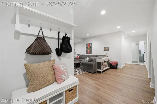 114 Bellevue AVE, Lake Orion Village, MI 48362