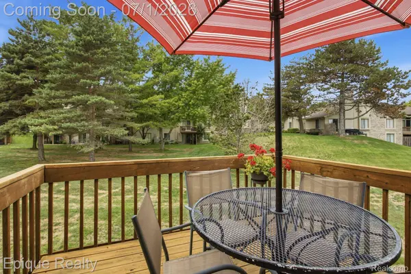 1982 Valley LN, Orion Charter Township, MI 48360