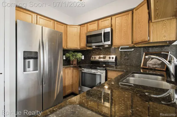 1982 Valley LN, Orion Charter Township, MI 48360