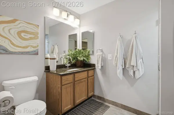 1982 Valley LN, Orion Charter Township, MI 48360