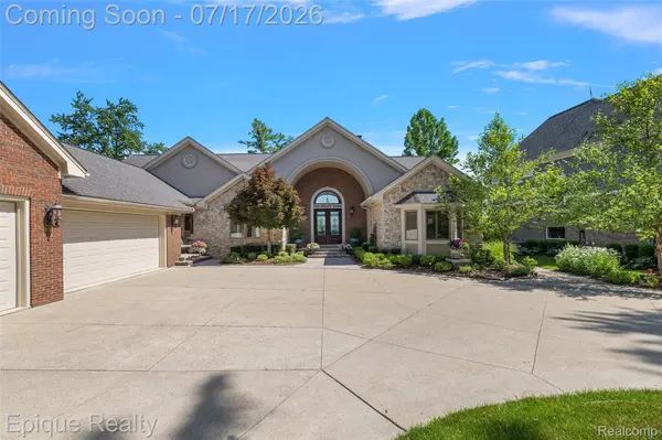 565 Shady Oaks ST, Orion Charter Township, MI 48362