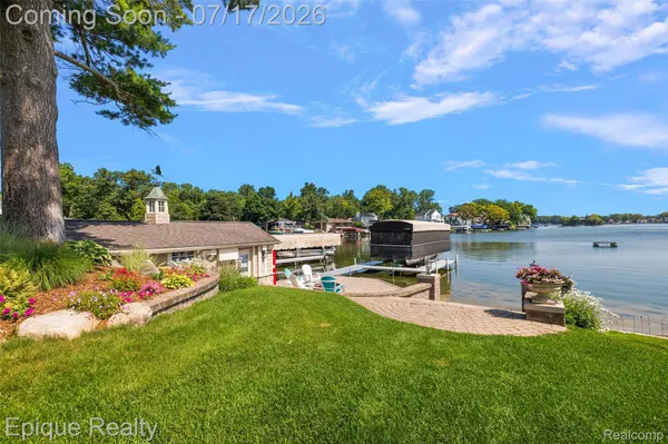 565 Shady Oaks ST, Orion Charter Township, MI 48362