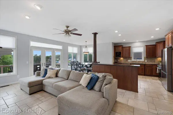 395 Indianwood RD, Orion Charter Township, MI 48362