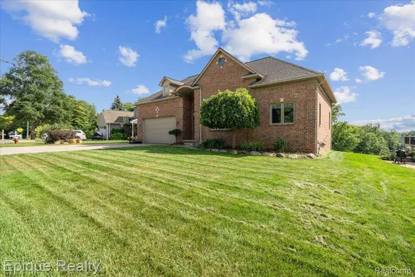 395 Indianwood RD, Orion Charter Township, MI 48362