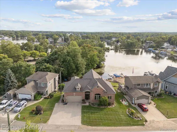 395 Indianwood RD, Orion Charter Township, MI 48362