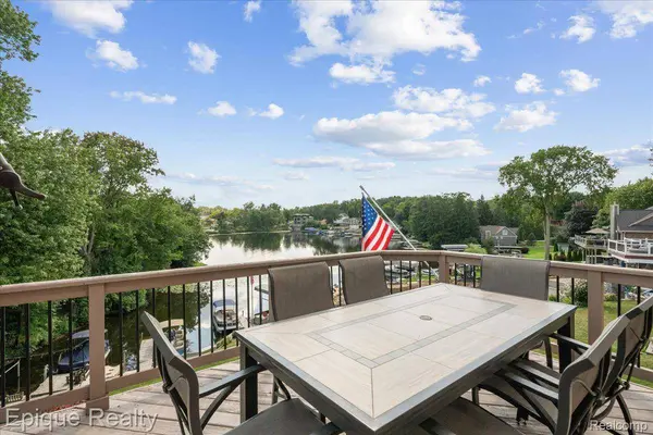 395 Indianwood RD, Orion Charter Township, MI 48362