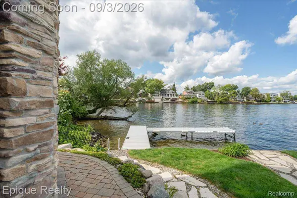 51 Crescent AVE, Lake Orion Village, MI 48362
