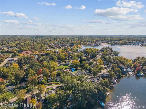 72 N North Shore DR, Lake Orion Village, MI 48362