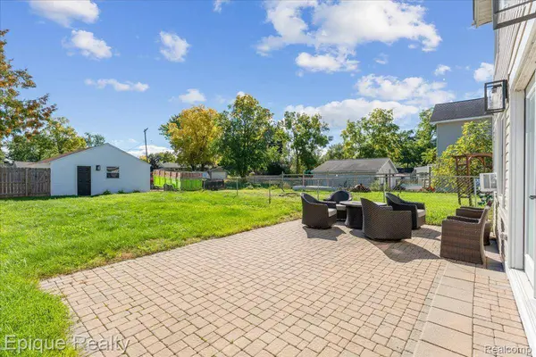 72 N North Shore DR, Lake Orion Village, MI 48362