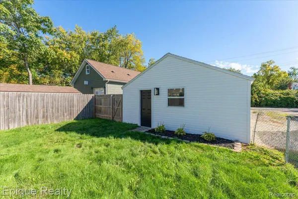 72 N North Shore DR, Lake Orion Village, MI 48362