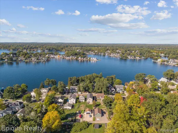 72 N North Shore DR, Lake Orion Village, MI 48362