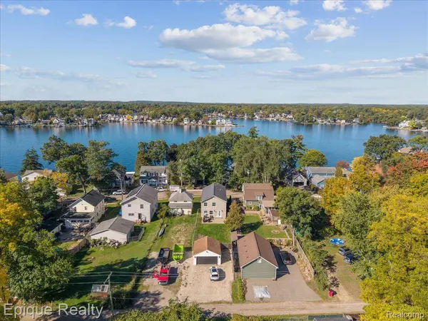 72 N North Shore DR, Lake Orion Village, MI 48362