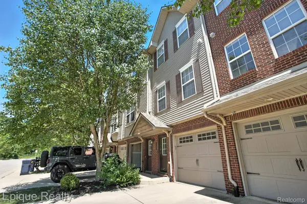 2206 Knotty Pine TRL, Howell, MI 48855