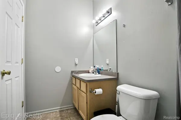 2206 Knotty Pine TRL, Howell, MI 48855