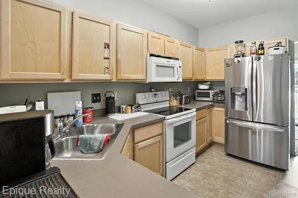 2206 Knotty Pine TRL, Howell, MI 48855