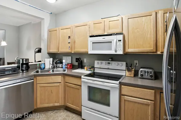 2206 Knotty Pine TRL, Howell, MI 48855