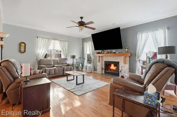 9867 Finnegan DR, Hamburg Township, MI 48116