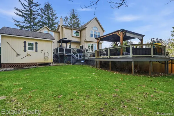 9867 Finnegan DR, Hamburg Township, MI 48116