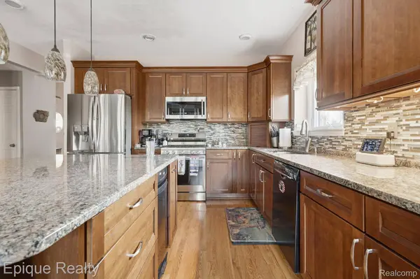 9867 Finnegan DR, Hamburg Township, MI 48116