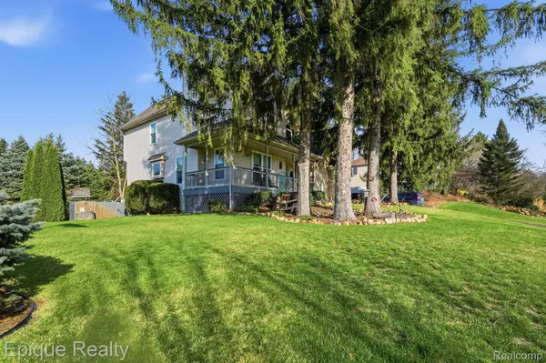 9867 Finnegan DR, Hamburg Township, MI 48116