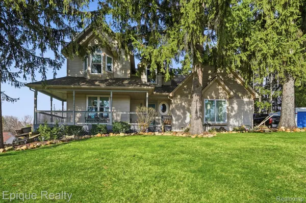 9867 Finnegan DR, Hamburg Township, MI 48116