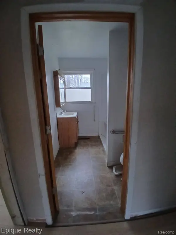 1396 Potter BLVD, Burton, MI 48509