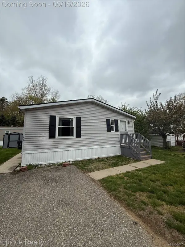 253 Parker Lake DR, Oxford Charter Township, MI 48371