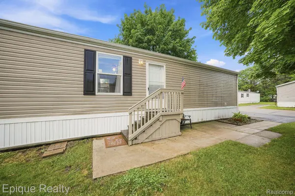 48580 Pineview DR, Shelby Charter Township, MI 48317