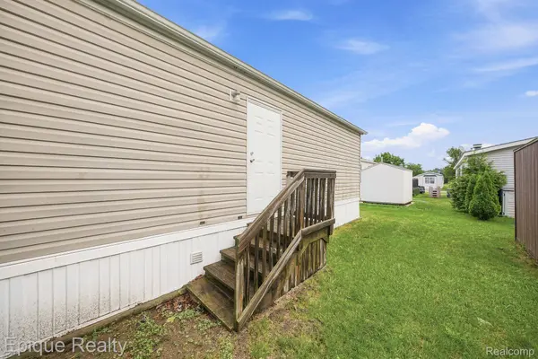 48580 Pineview DR, Shelby Charter Township, MI 48317