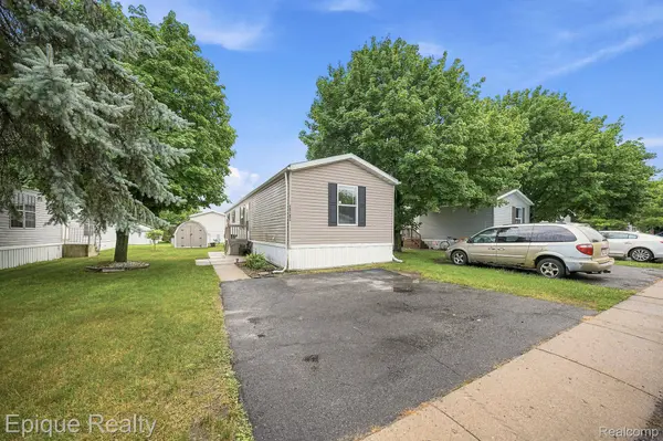 48580 Pineview DR, Shelby Charter Township, MI 48317