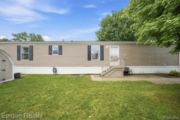 48580 Pineview DR, Shelby Charter Township, MI 48317